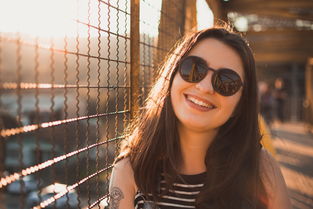 秦岚一把搂住虞书欣，友谊的温暖与力量的展现